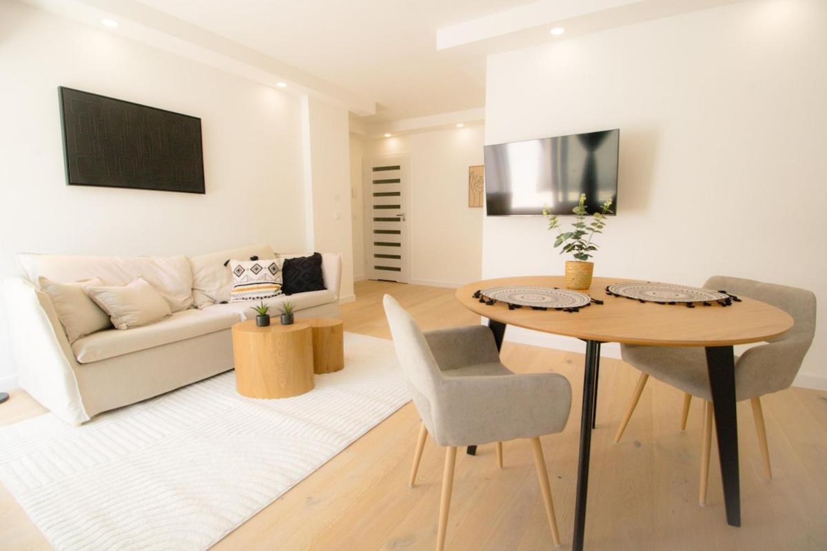 Cozy With Wooden Accents & Terrace L Jos16 Wien